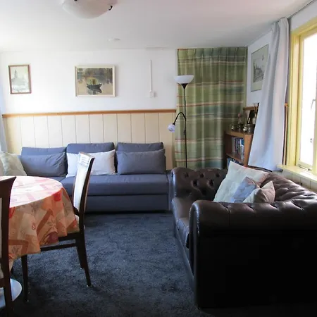 Houseboat Under The Mill Botel