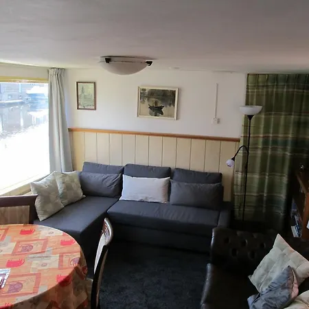 Houseboat Under The Mill Botel