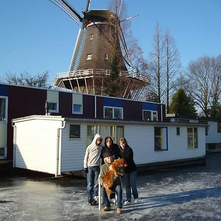 Houseboat Under The Mill Botel