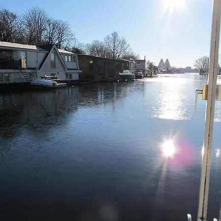 Houseboat Under The Mill 2*