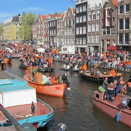 Houseboat Under The Mill Botel