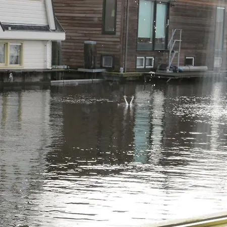 Houseboat Under The Mill Botel