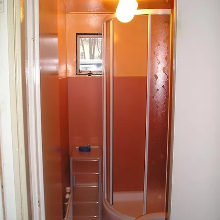 ספינת מלון Houseboat Under The Mill 2*