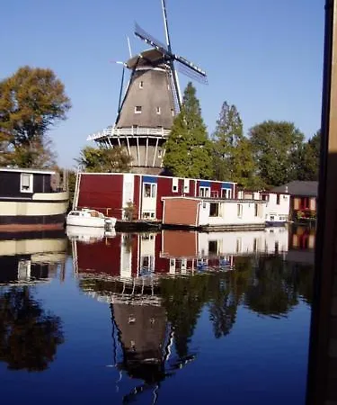 Houseboat Under The Mill אמסטרדם