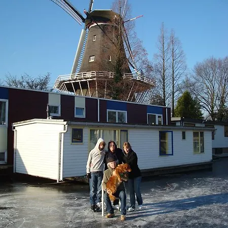 Houseboat Under The Mill Botel
